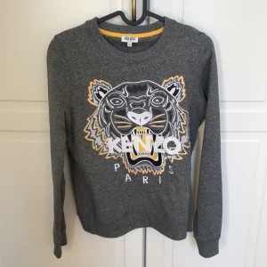 Kenzo-sweater - Äkta. Sjukt bra skick och använd fåtal gånger - som ny. Ord. pris 1800kr.