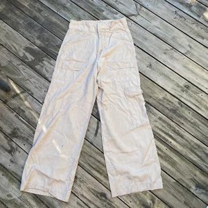 Beiga byxor  - Säljer dessa byxor i storlek 34. Pris: 100kr frakt: 66kr💖💖