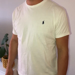 Ralph Lauren  - Nypris : 695 | mitt pris : 150 kr . Fraktkostnad tillkommer ! Fint skick !!