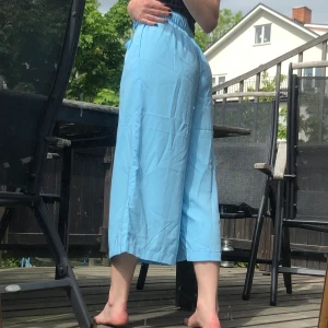 pösiga byxor - jättesköna och oanvända byxor!! jättebra skick och fin färg, säljs för 50 kr, skriv i kommentarerna eller dm, möts upp i stockholm och betalning via swish🥺