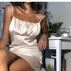 Klänning - Jätte fin klänning. Använder inte längre (ej mina bilder)