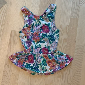 Topp  - Somrig topp från bikbok. Storlek S och säljer för 50kr. Frakt tillkommer 🌸🌸
