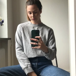 Sweatshirt strl S - Basic sweatshirt i fint skick! Lappar saknas men uppskattar storlek till en Small🌹