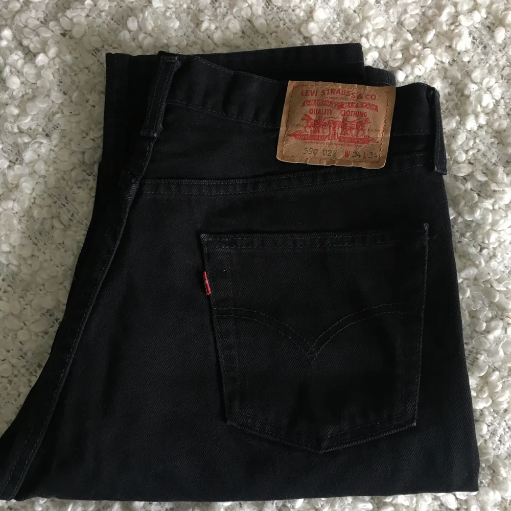 Svarta jeans från Levis. Bra skick, men väl använda. W34 L34.. Jeans & Byxor.
