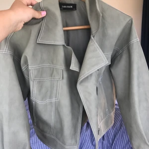 Skinn jacka - Läder/skinn jacka från zara storlek S. Fortfarande i bra skick och inte använd många gånger. Går att stänga med dragkedjan. 