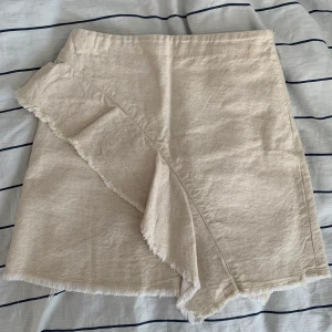 Kjol - Kjol från Zara! Barnstorlek men sitter som en XS + att den blir något kortare! 