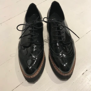 Kurt Geiger skor stl 37 - Hej, Jag säljer mina Kurt Geiger skor.  Använda vid ett tillfälle, som oanvända. Storlek 37. Bekväm sko med bra gummisula Nypris: 1200:-. Säljs för halva priset. Kan hämtas i Jönköping, Göteborg eller Falkenberg, annars tillkommer frakt.