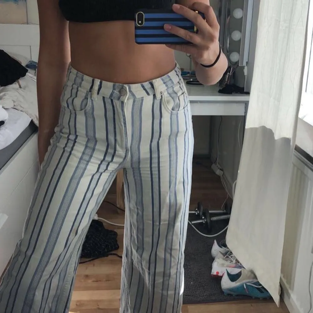 så snygga sommarbyxor som är lite kortare i modellen🦋🦋. Jeans & Byxor.