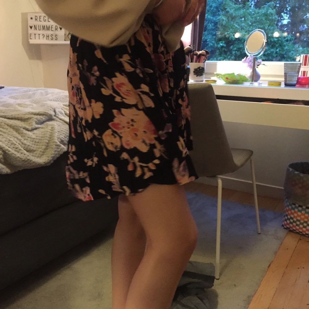 Jätte bra kvalite,fick den i födelsedags present enbart använd en gång därav vill jag sälja den. Storlek S super fin. Inköps pris 1200kr. Frakten får man stå för själv! Kan mötas upp i danderyd. Kjolar.