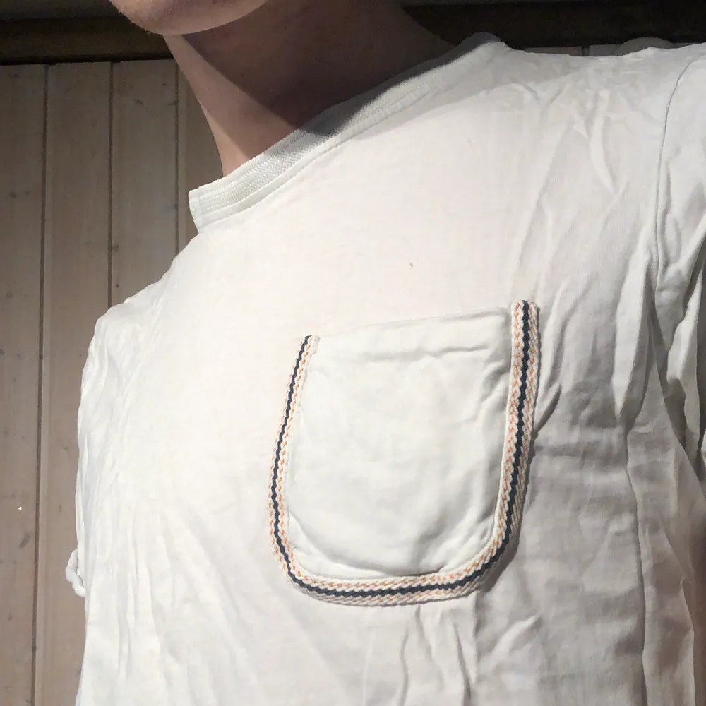 Snygg och enkel t-shirt från jack&jones med vintage-detalj på fickan. Riktigt härligt material!                Samfraktar gärna.. T-shirts.