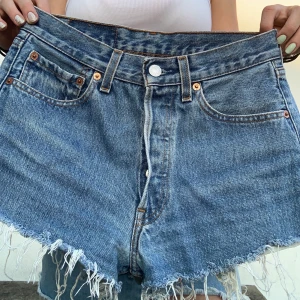 Levis jeansshorts med slitningar - Mina föredetta favoritshorts men som nu är för små för mig och därför säljer jag dem🥰