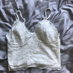 Vit topp - Säljer min vita topp nu då den inte längre kommer till användning tyvärr. Strl S men passar även M.