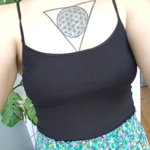 Basic svart linne - Basic linne med justerbara axelband. Frakt ingår :)