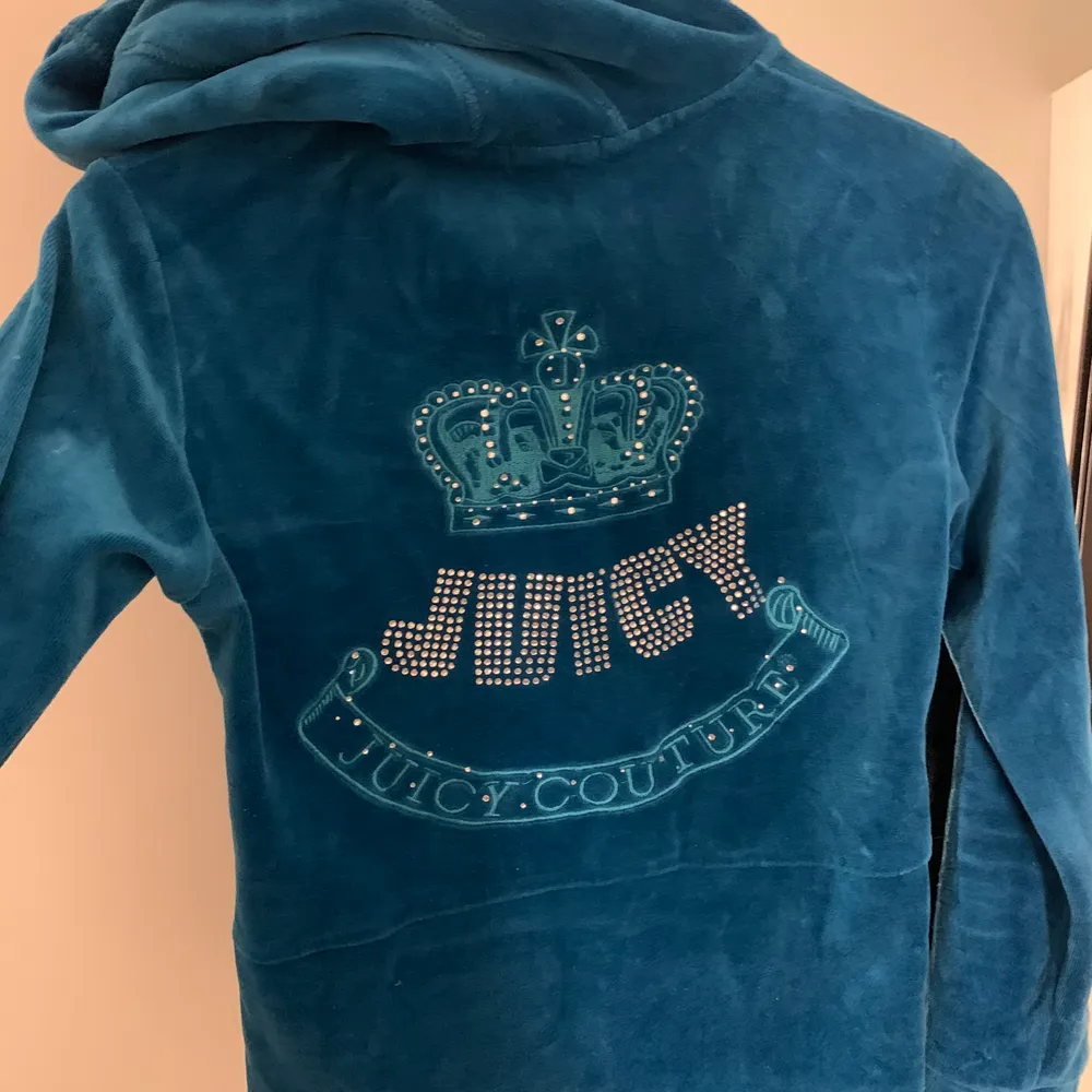 En blå Juicy couture tröja, äkta. Den är sparsamt använd och säljs för att jag tröttnat på den. Den är i storlek M men passar bättre för S. 299 + frakt. Hoodies.