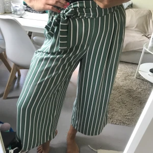 Culotte-byxor från ZARA - Säljer dom här sköna culottebyxorna köpta från ZARA, fladdriga och väldigt sköna! Kan fraktas och mötas upp i centrala Stockholm, frakt tillkommer!