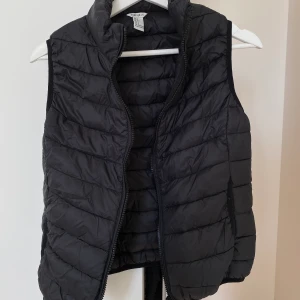Svart väst  - Svart väst från Forever21 i strl S, passsar även XS. Använd någon gång så ser ut som ny. Frakt ingår i priset. 
