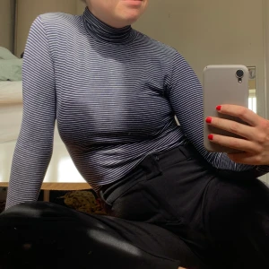 Polo! - Polo köpt på brandy Melville lääänge sedan! Sååå mjuk o fin! Samfraktar så kika in på min profil om du hittar ngt mer!! Kör vanliga postnord 60kr frakt! 