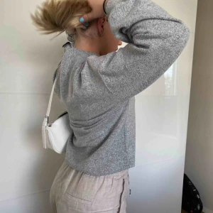  - Grå jätte fin tröja från Gina!! Med en liten liten polokrage, passar även S. Frakt tillkommer 63kr💕