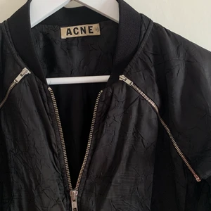 Acne Jacka Strl. 38 - Jacka med avtagbara ärmar, kan användas som både väst och jacka, mycket använd men fortfarande bra skick :)