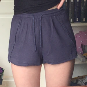 Blå tunna shorts 💙 - Shorts köpta på Bo Ohlsson för några år sedan och sedan dess hyfsat använda, men i bra skick 💙 Säljer pga att de inte används längre. Kommer ej ihåg vad de kostat från början. Frakt tillkommer. I barnstorlek 💙