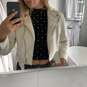 Vit Mocka jacka från bik bok  - Säljer min vita mockajacka från Bik bok  i storlek S, 150+ frakt 💕💕