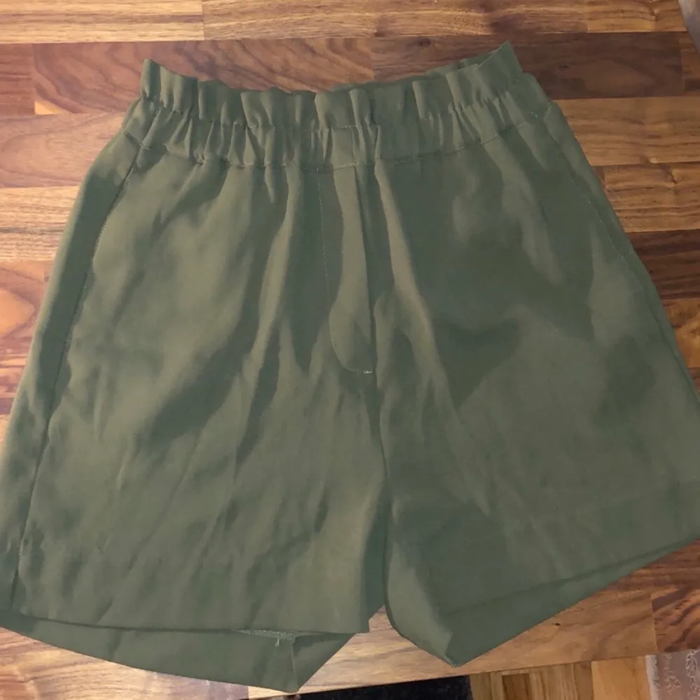 Säljer ett par gröna highwaist shorts från H&M, de är använda max en gång och är i nyskick...⚡️  Kolla gärna in resten i min profil 🌎 Pris går att diskuteras!  Köpare står för frakt  📦 (44kr) totalt- 94 kr  . Shorts.