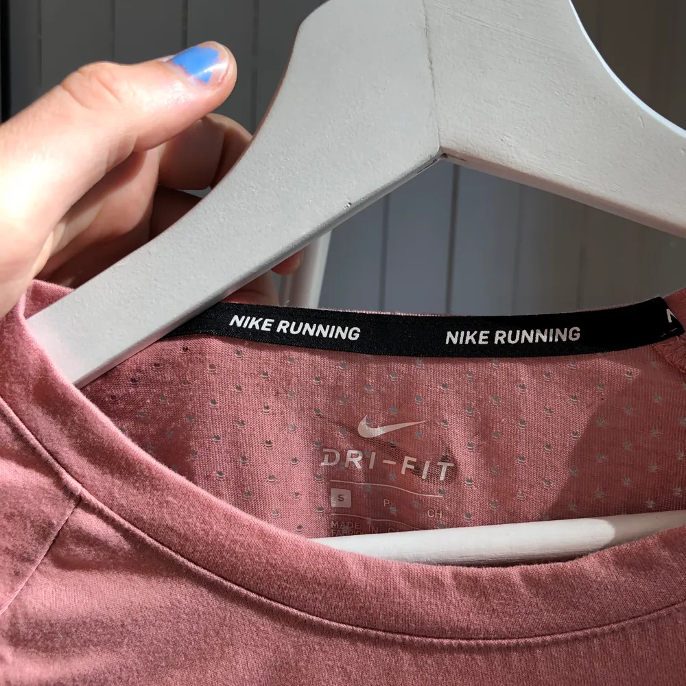 Rosa träningströja från Nike! Storlek S, frakt tillkommer . Toppar.