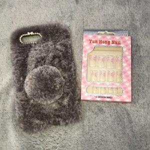 iPhone skal, låtsas naglar. - Båda varorna kostar 50kr! En fluffig iphone 7+ skal som är i bra skick och väldigt mjuk och fin med fina detaljer. Låtsas naglar med blommig mönster. [Kan mötas upp annars står köparen för frakten. Stockholm!]