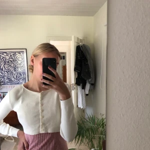Vit tröja från Brandy Melville  - Tröja från Brandy Melville, jättefint material och använd fåtal gånger. Priset kan diskuteras!🦋 Storlek är one size men passar 34/36.