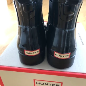Hunter finare och dyrare modell. Som nya - Hunter stl 37 använda 3 gånger. Lite glansigare nättare och elegantare modell. Vi betalade 1.595:-. Var tyvärr för små. Väldigt fint skick. Ser nästan oanvända ut. Ni står för frakten och swishar innan skick. Kvitto finns för bevis om vad vi gav för dem. 