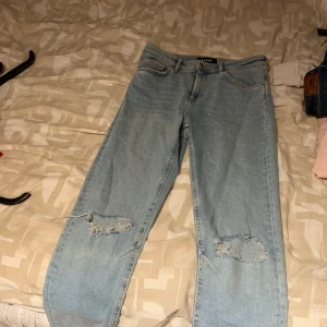 Jens KARVE - Ett par ljusblåa Jens med hål på, supersköna! Men jag använder de tyvärr alrig pga lite för kort för min smak. PRIS KAN DISKUTERAS! Frakt står köparen för❤️🧡💛💚💙