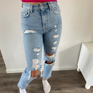 Gina Tricot mom jeans - Använda en gång. Säljer för att de är för små. Nypris: 400 kr. Köparen betalar frakt. Buda från: 180 kr!! 😄