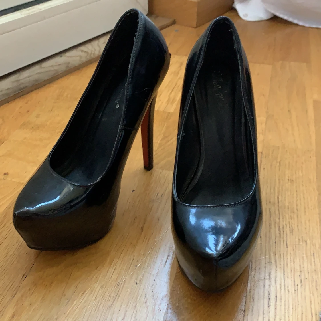 Höga svarta klackar 