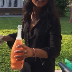 Svart silkig skjorta fr hm strl 34 - Säljer den finaste svarta skjortan. Faller fint och superfin att ha på fest. Har fler bilder om det sökes. Bra skick och mycket kvar att ge. Den har tyvärr blivit för liten för mig