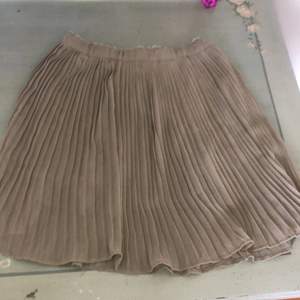 Jätte fin fladder kjol! Använd 2-3 gånger. Gjord i Indien, designad av Ti-Mo. Kjolen är ej genomskinlig!
