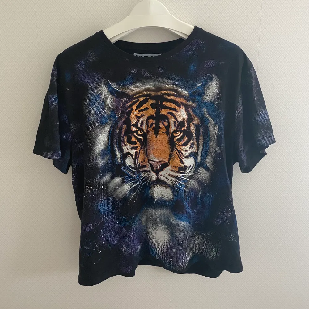 Svart t-shirt med tigertryck från Carlings:) Frakt: 45kr. T-shirts.