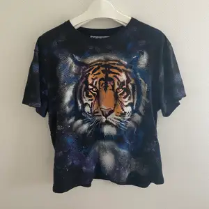 Svart t-shirt med tigertryck från Carlings:) Frakt: 45kr