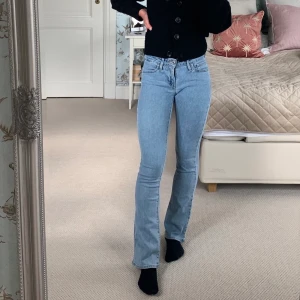 Jeans - Säljer dessa ljusblå bootcut jeans från LEVIS! Nästan aldrig använda, som nya! Säljer pga de blivit för små på mig. Är 170 cm lång och de är perfekt längd till mig! Modell: 715 bootcut sl 25. Pris: 150 kr. FRAKT TILLKOMMER💗🧚🏼