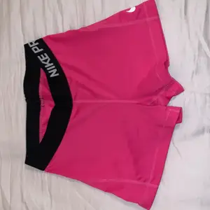 Rosa tränings shorts från Nike i bra kvalitét, lite skadad på själva Nikemärket på sidan men så blir det alltid med deras kläder efter några tvättar. Säljer för att jag inte får någon användning av de<3 Nypris: 300kr. Säljs nu för: 150kr🥰