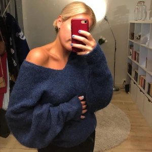 Blå offshoulder tröja - Fin blå offshouldertröja i strl S från Bikbok. Superskön och mysig. Väldigt sparsamt använd! Finns inte att köpa i butik längre. Nypris 499kr. 🥰🥰 