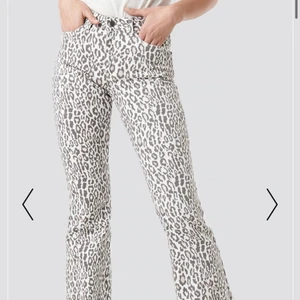 Leo bootcut - Na-kod x kae Sutherland bootcut jeans, stl 36. Aldrig andvända då dem inte riktigt är min stil. Nypris 499 mitt pris 300 inklusive frakt. 