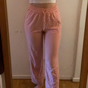 rosa bekväma kostymbyxor ish  - sååå bekväma och fina! kan mötas på söder eller frakta💗 strl xs men passar perfekt på mig som är s också!