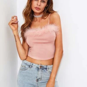 Sött Rosa Linne☺️ - Säljer mitt absoluta favorit linne med fluff upptill då det inte riktigt passar min garderob längre😢 Knappt använd🥰 Frakt tillkommer🥰