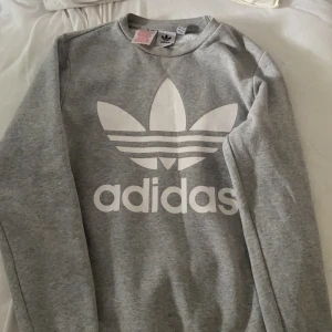 Adidas sweatshirt - Storlek 160, fungerar som xs. Mycket fint skick.