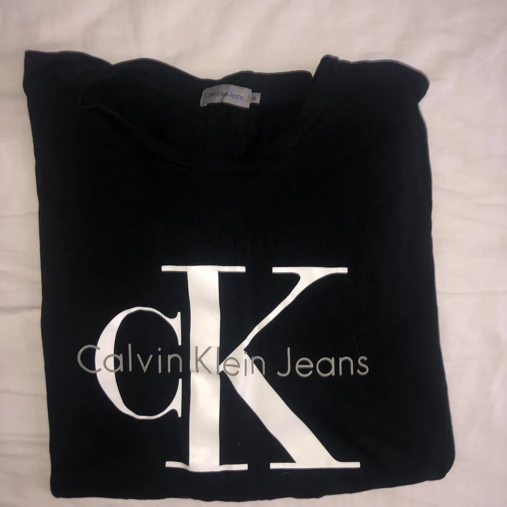 Knappt använd T-shirt från Calvin Klein, köpare står för frakt. Blusar.