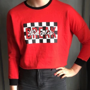 Sweatshirt - Köpt i London, knappt använt den alls. Storlek S men den är lite oversized:). Pris kan såklart diskuteras. Kan mötas upp eller frakta men köparen står för frakt♥️ 