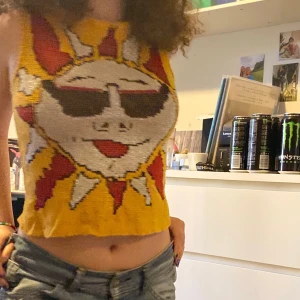 stickad tröja - En gul typ stickad tröja med en sol på. Den sticks inte. Köparen står för frakten