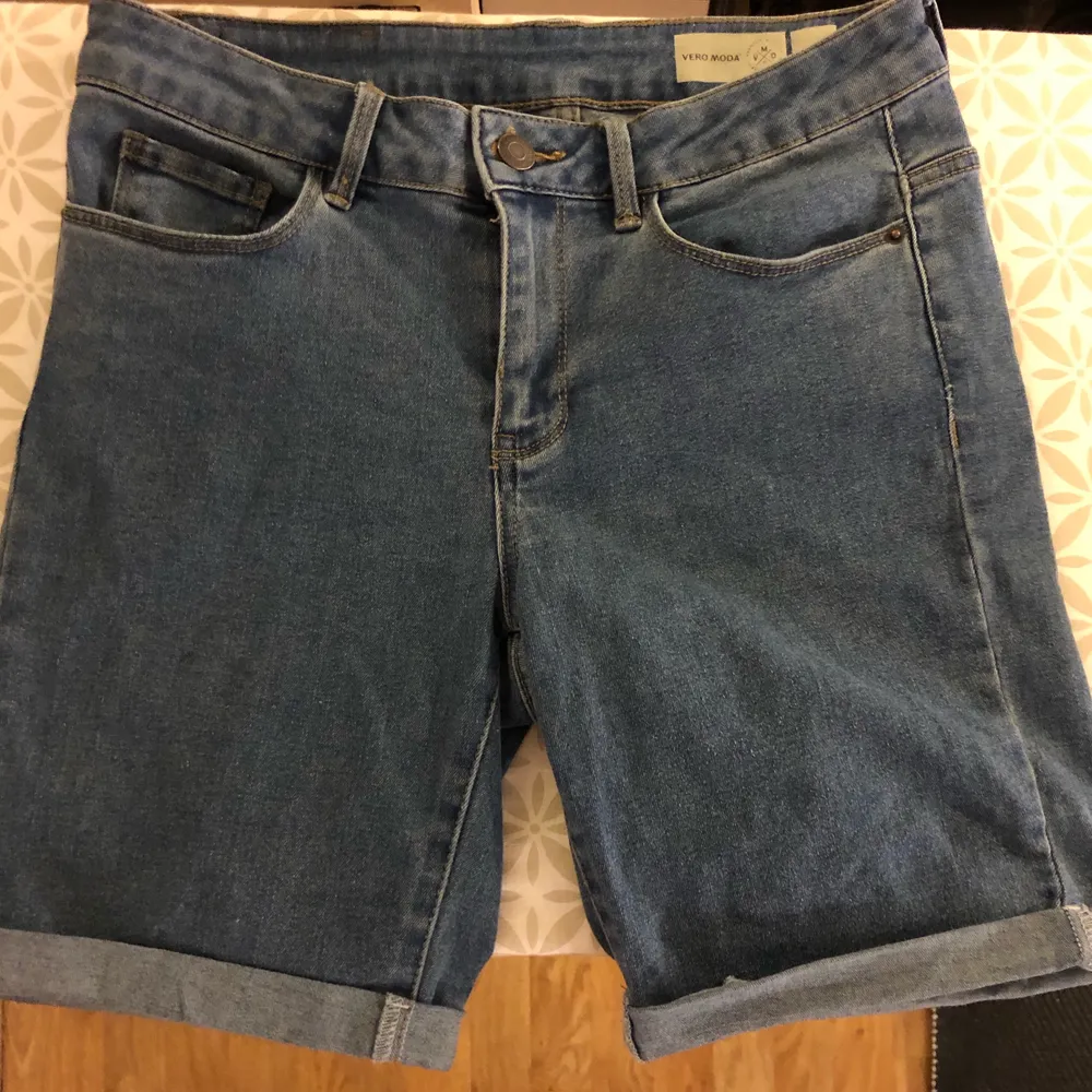  Blå längre jeans short i längd som ett par cyckel byxor , men säljer pågrund av att jag växt ur dom tyvär. Storlek: S, från Vero Moda färg:blå. Använda fåtal gånger Max 3! . Shorts.