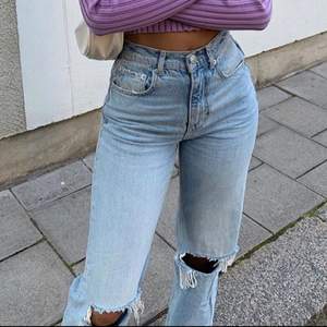 Jättepopulära jeans från Gina i storlek 36, helt oanvända med lappar kvar. Högsta bud får dom. Frakt 70 kr