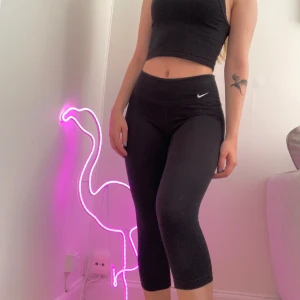 Svarta Nike byxor - Svarta Nike träningstights som går till vaderna 💕 superbra skick. Inte genomskinliga